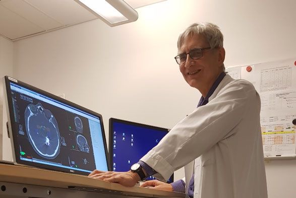 Chief Physician at the Turku University Hospital Department of Oncology and Radiotherapy Heikki Minn examining the delineated organs and target volume.